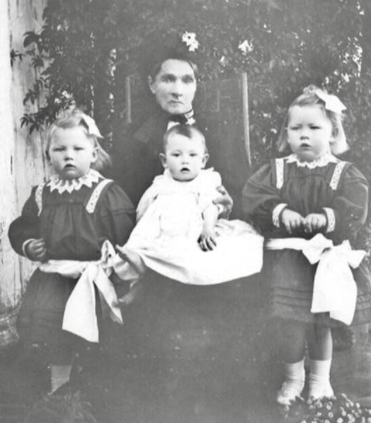 AuctionsPlus the box Jane Kilby with granddaughters Freda, Thelma and Heather Cameron. Credit museum.hall.act.au 1.8.22