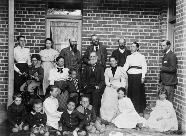 Auctionsplus the box 20.5.22 William Farrer with the De Salis family in 1896. Credit National Library of Australia.