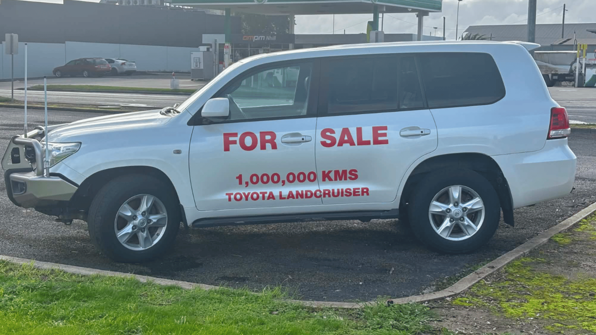 Stock agent's near-million-kilometre LandCruiser auction closes Monday