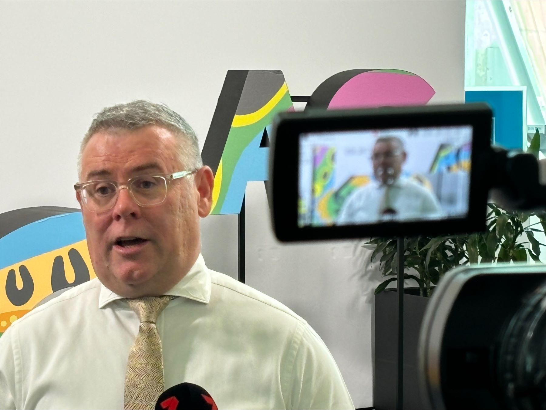 Watt under fire for live ex parliament inquiry 'stunt'